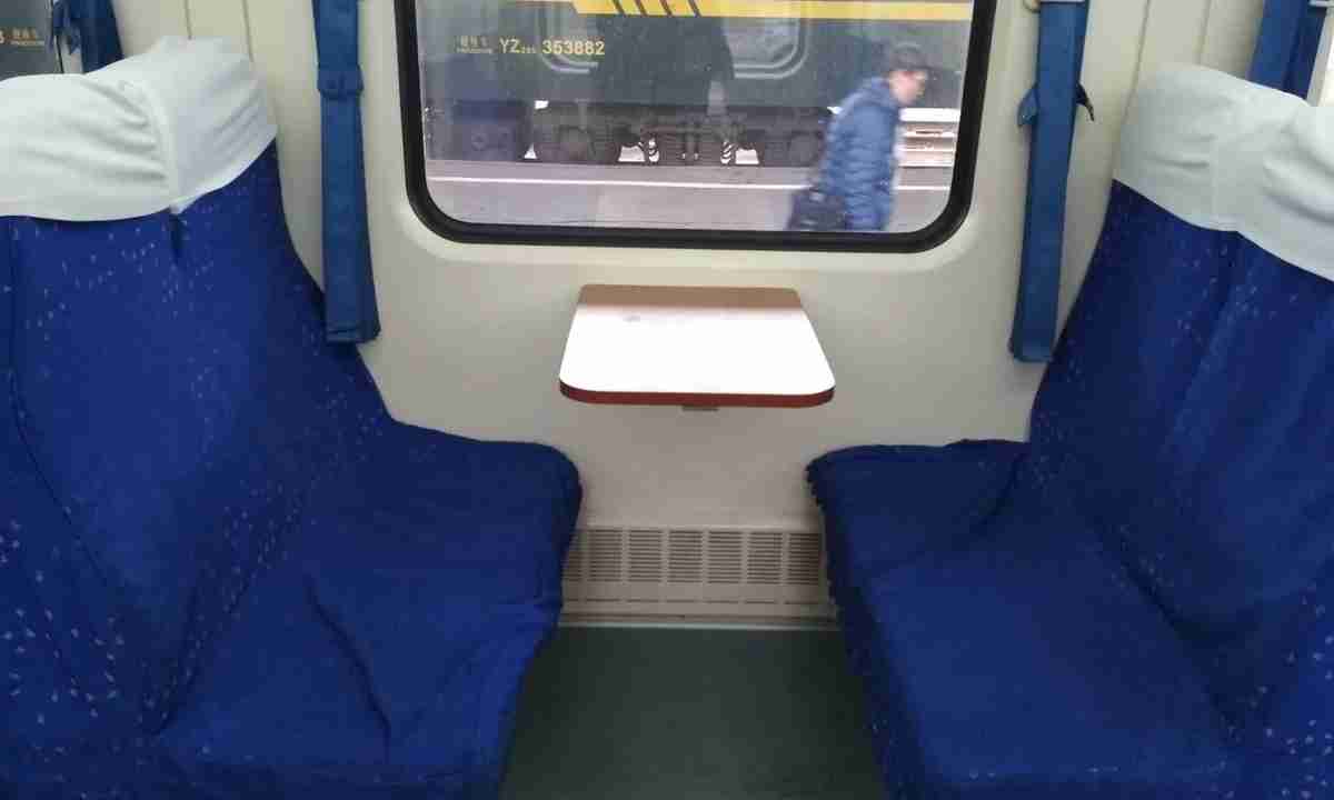 Сидячие места у стола в поезде