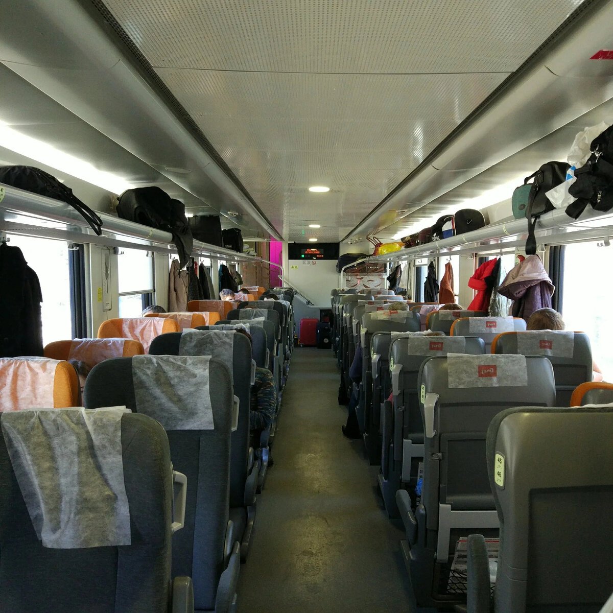 сидячий вагон в поезде москва псков