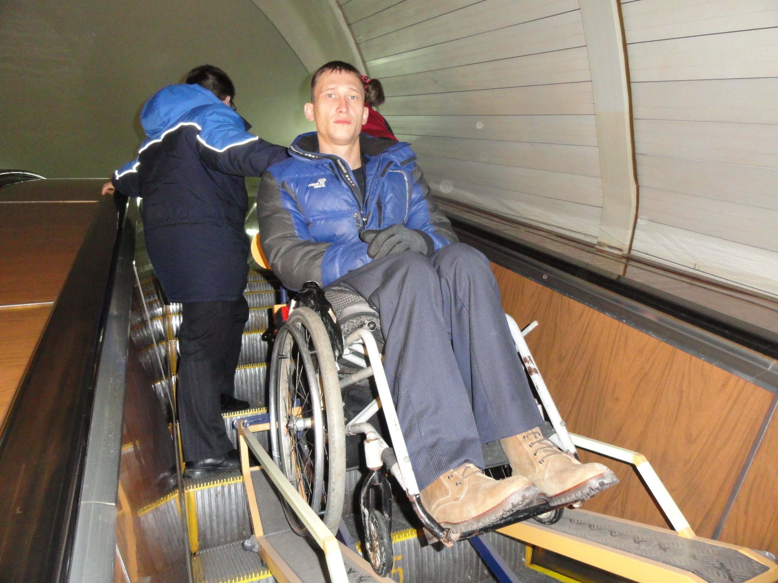 Коляска инвалидам 2 группы. Транспорт для инвалидов. Транспорт для перевозки инвалидов. Инвалиды в метро. Купе для инвалидов.