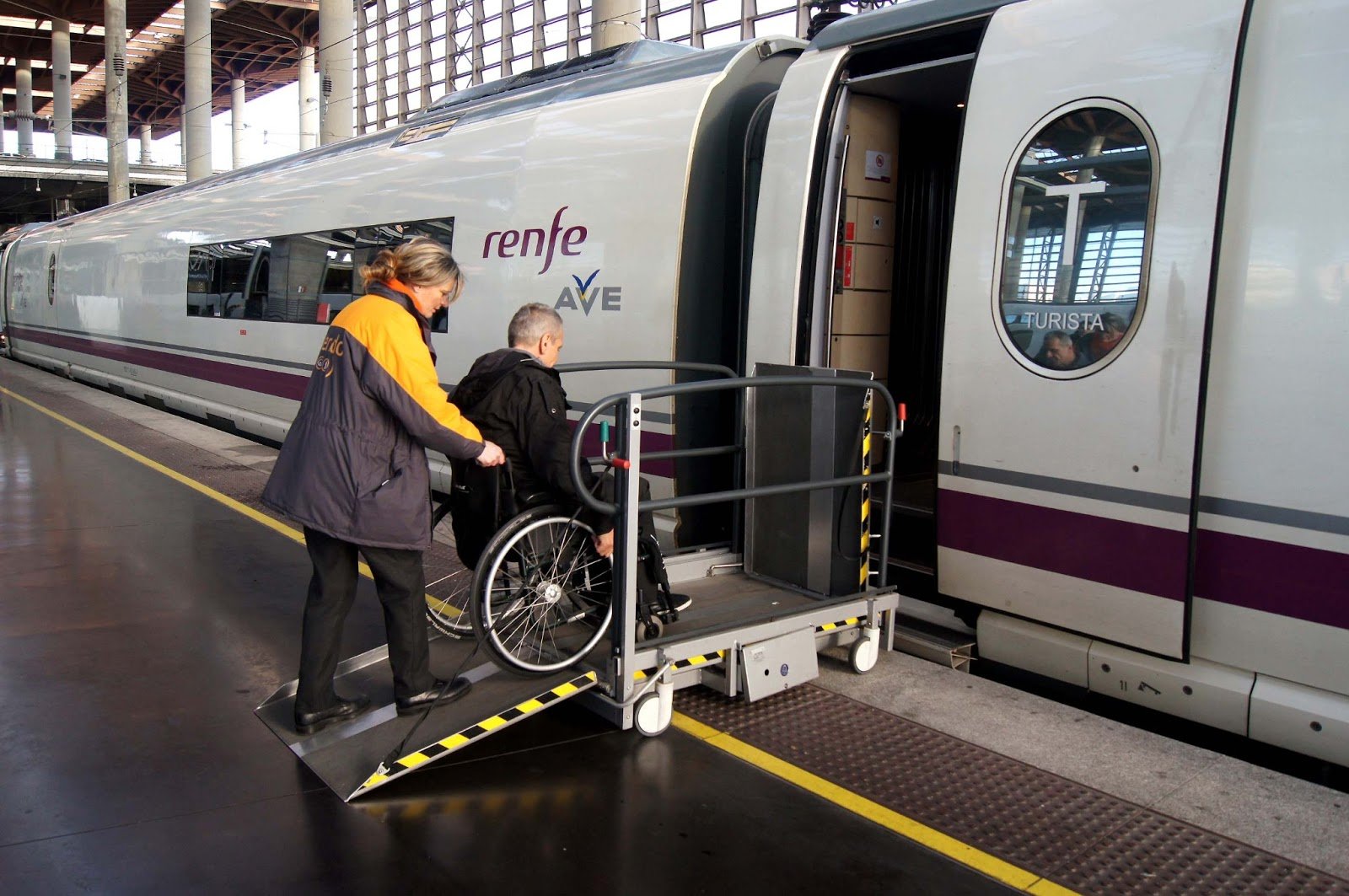 Транспортная доступность для инвалидов. Транспорт для инвалидов. Вагон для инвалидов. Вагон для маломобильных пассажиров. Транспорт для маломобильных людей.