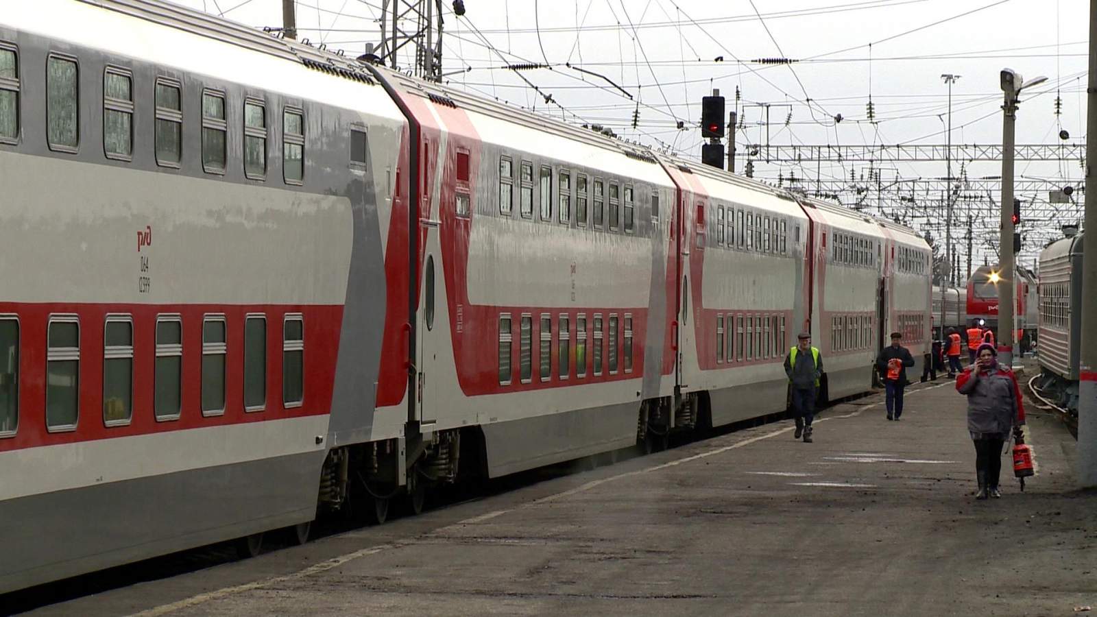 Электричка пенза москва. Сура двухэтажный поезд Пенза. Фирменный поезд Москва Пенза Сура. Фирменный поезд Сура 052й Москва Пенза. Поезд Сура Пенза.