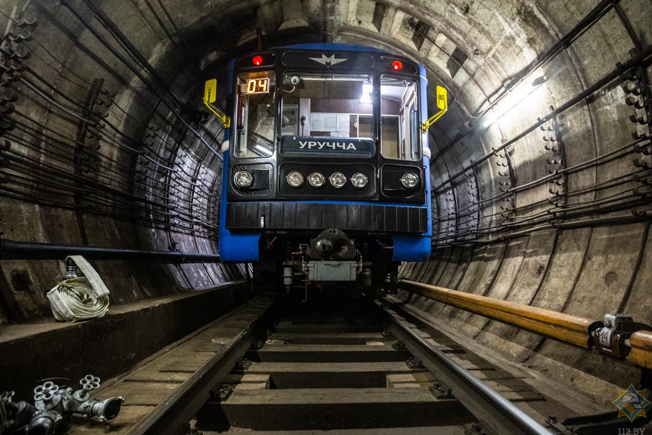 поезд метро в тоннеле