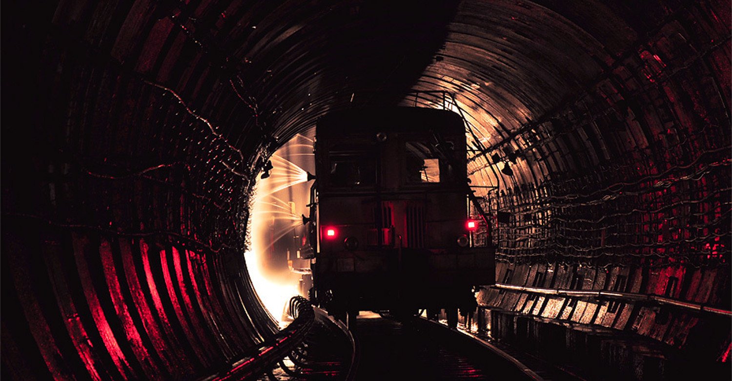 Перед входом в тоннель пассажирского поезда. ЖД тоннель внутри метро 2033. Тоннель метро. Тоннель метрополитена. Поезд в тоннеле метро.