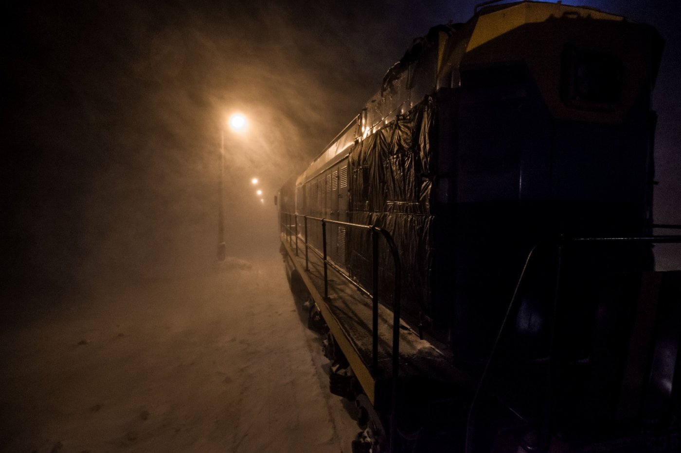 Поезд едет вечером. Поезд ночью. Поезд в темноте. Вагон ночью. Поезд ночью зимой.