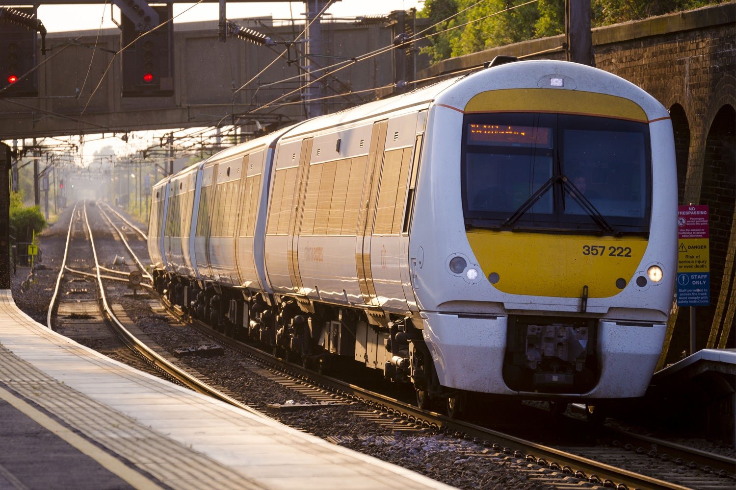 Почему поезд. London c2c поезд. Commuter Train in London. Uk Train. Двойной поезд рекс.