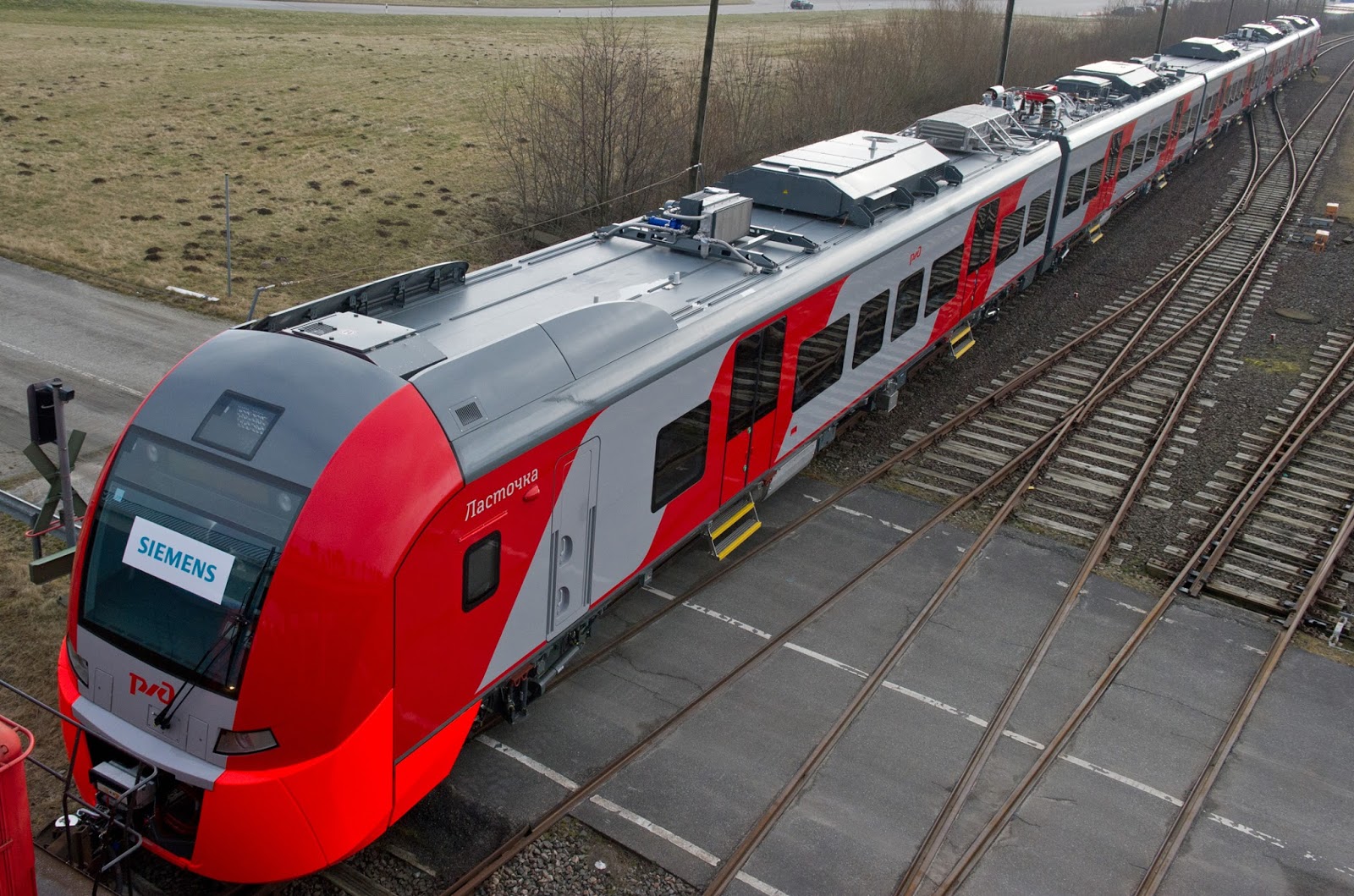 New train. Поезд Siemens Desiro. Поезда Siemens 