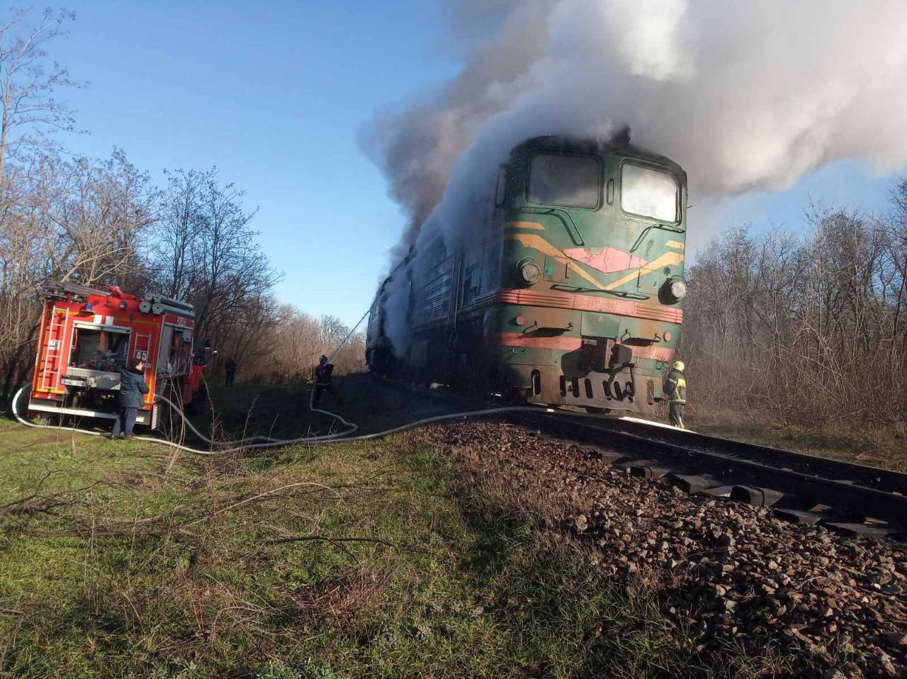 Поезд везет. Пожарный тепловоз. Паровоз горит.