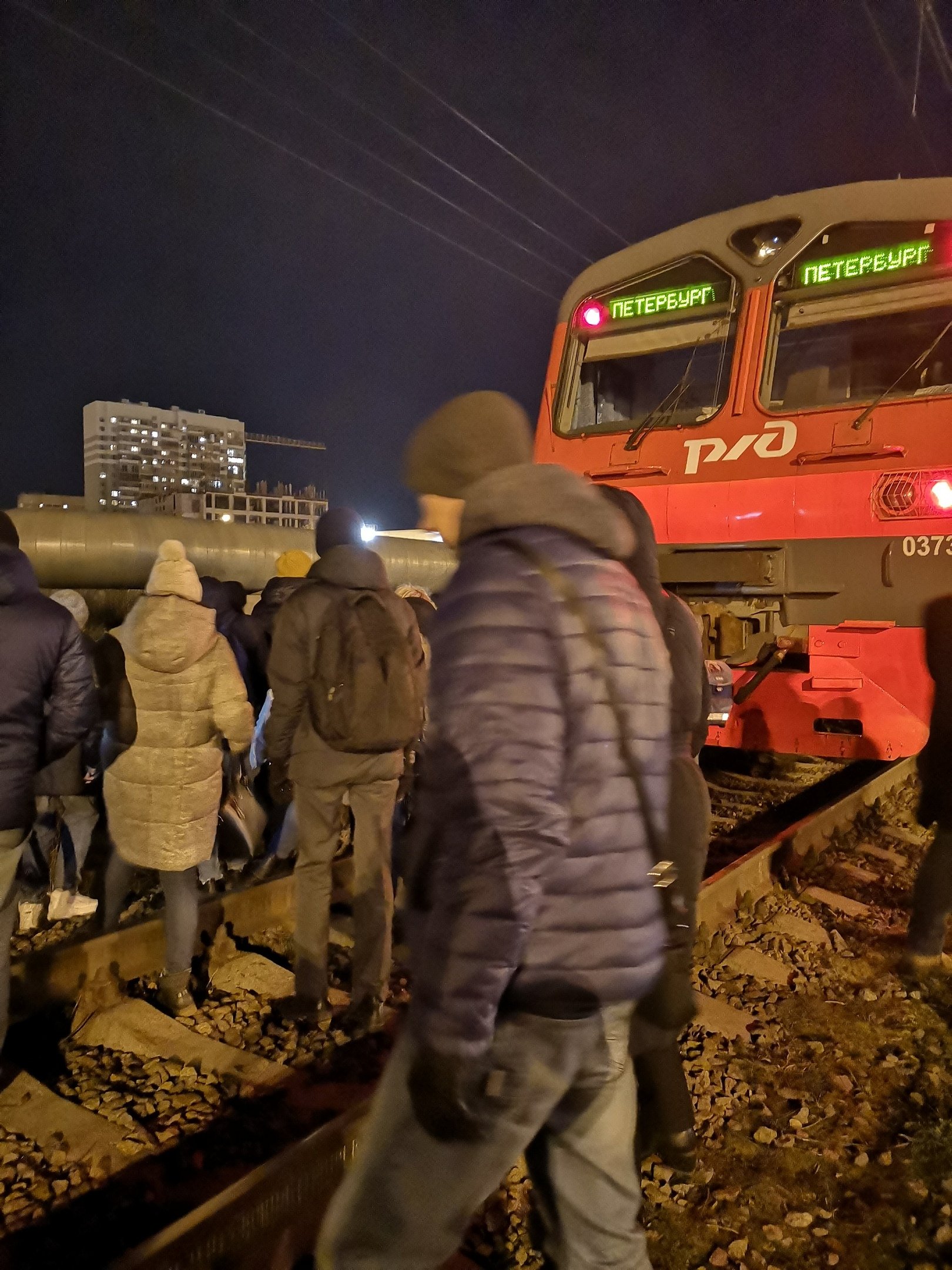 Человек попал под поезд в метро