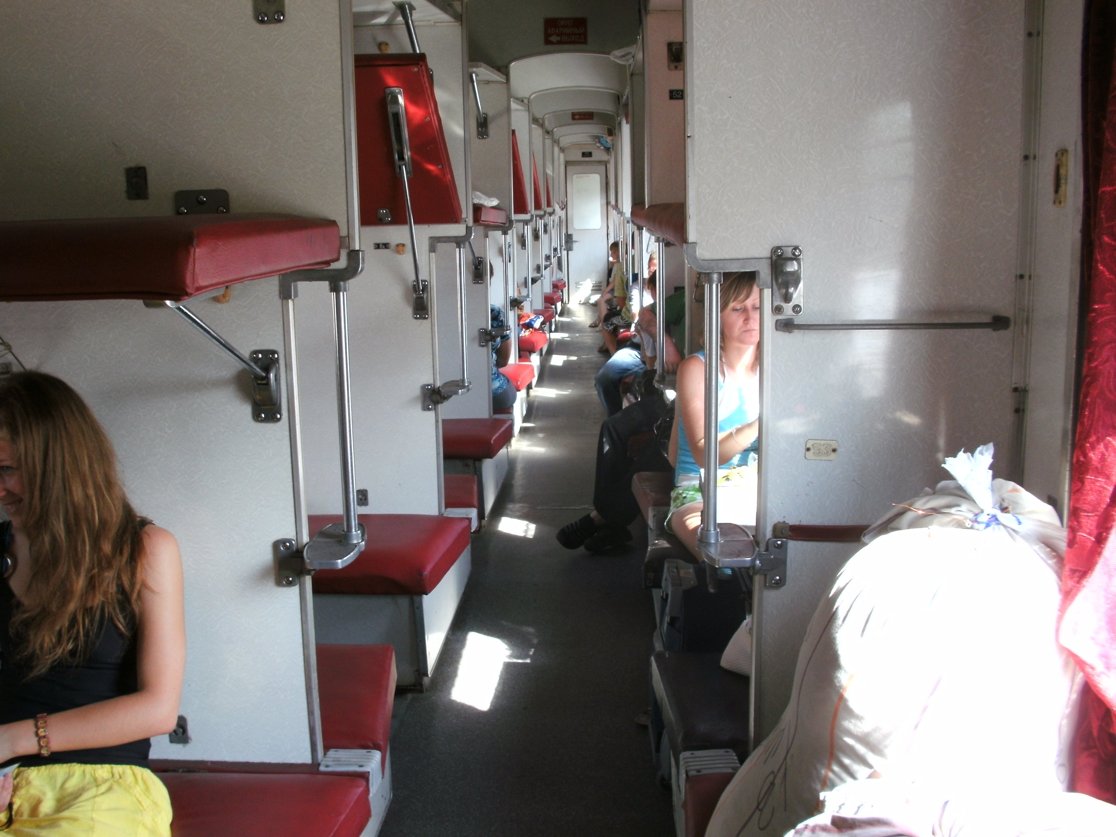 Поезд внутри с пассажирами