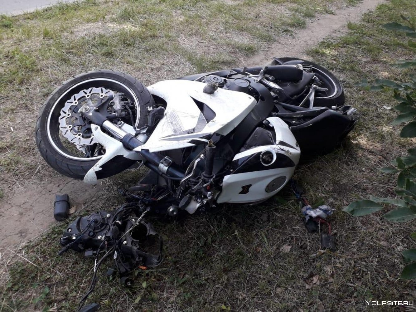 Разбил мотоцикл. Разбитый мотоцикл Ямаха р1. Разбитый мотоцикл Кавасаки.