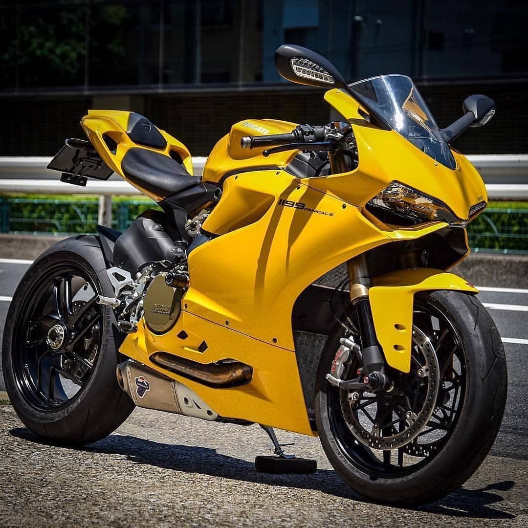Фото мотоциклов спортивных. Мотоцикл Дукати желтый. Дукати спортбайк желтый. Ямаха р1 желтый. Мотоцикл Дукати чёрный с жёлтым.