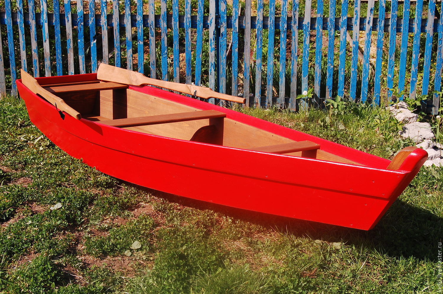 Лодка малютка 2. Лодка декоративная. Лодка на участке. Декоративная лодочка для сада.