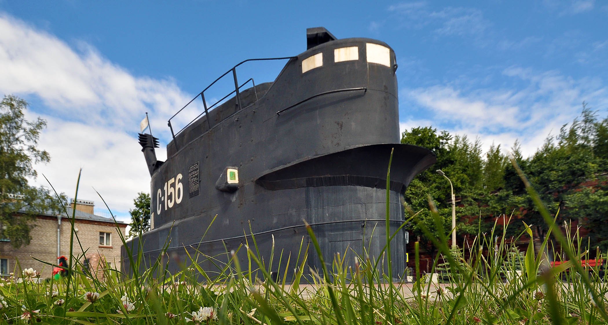 Работа музея в кронштадте подводная лодка. Памятник подводной лодке в Кронштадте. Рубка подводной лодки в Кронштадте. Подводная лодка Кронштадт памятник. Памятник подводной лодке Маринеско в Кронштадте.