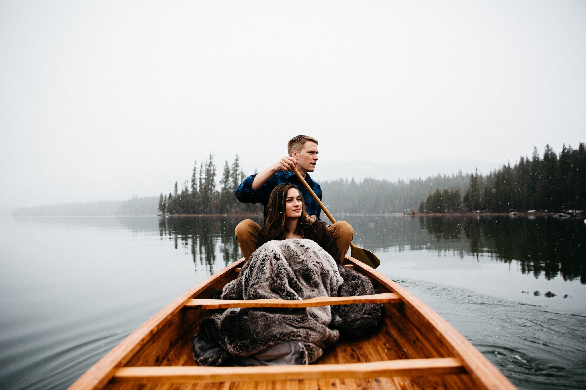 Парень и девушка плывут на лодке по заросшим ивами каналам и заливам реки. Фото