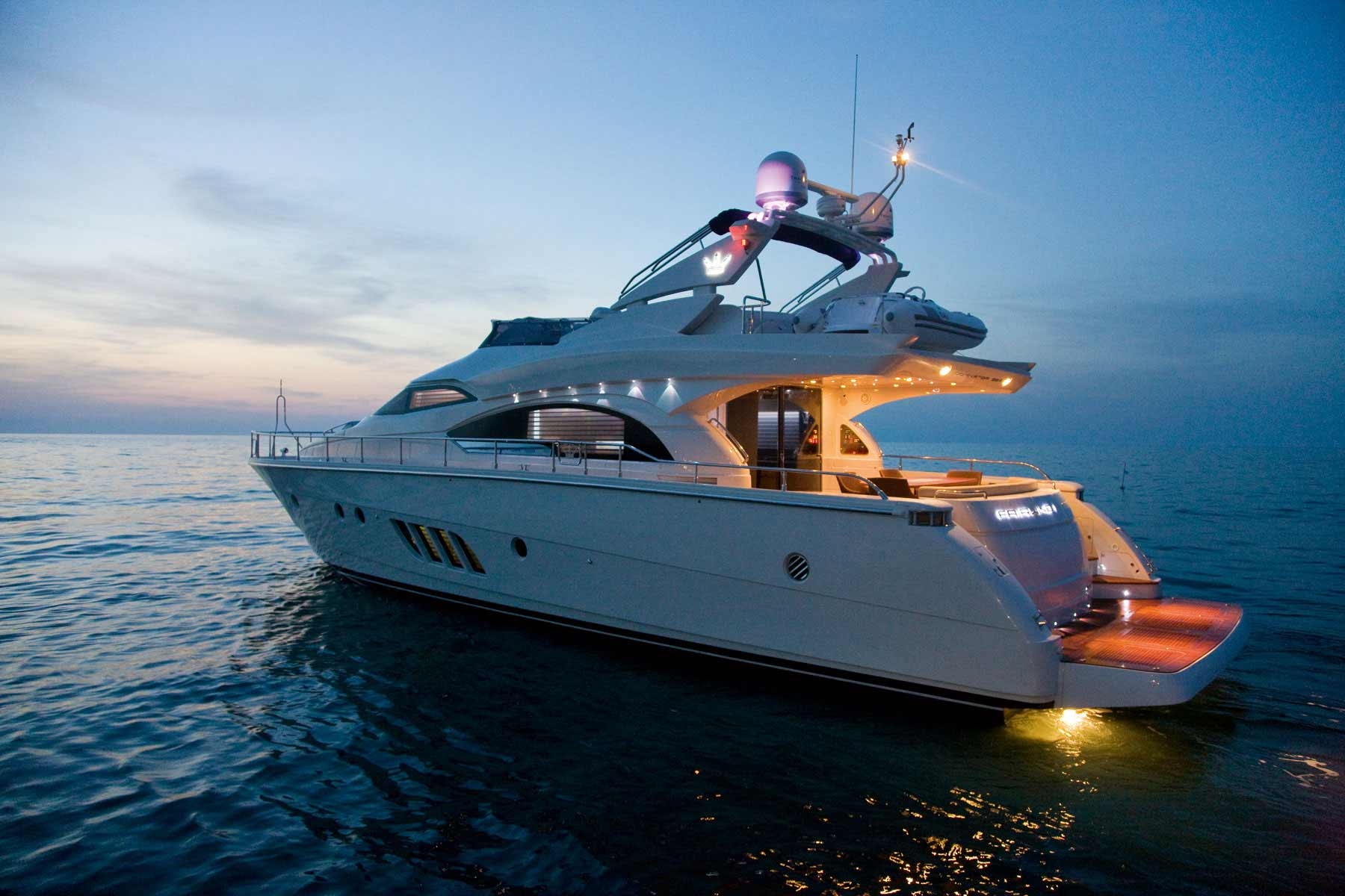 Яхта Motor Yachts