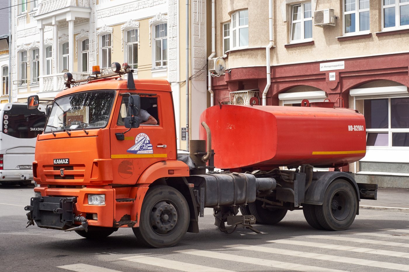 Поливальная машина. КАМАЗ ко-829а1. КАМАЗ 65115 поливомоечная машина. КАМАЗ 43253 ко 806. Поливомоечная машина ко-829а.