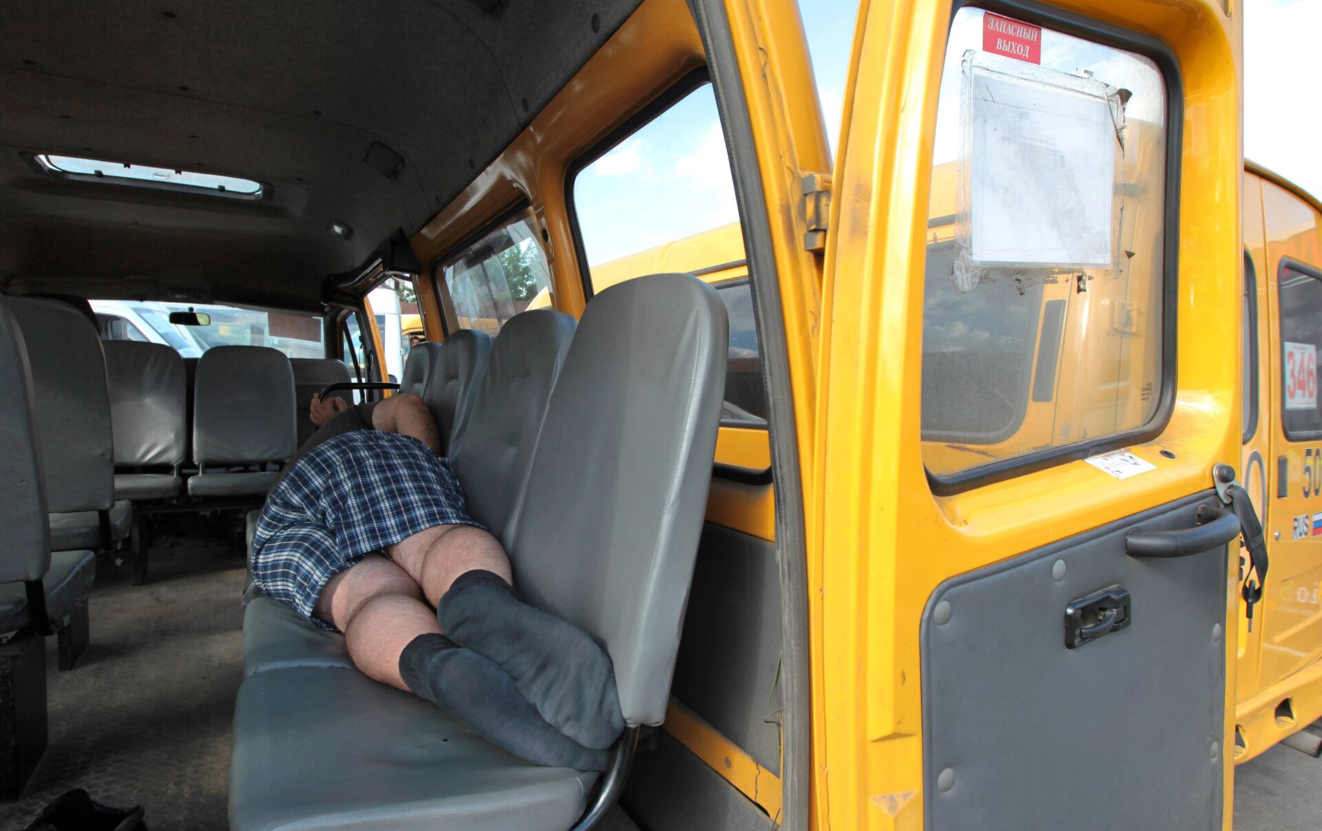 Спит в автобусе