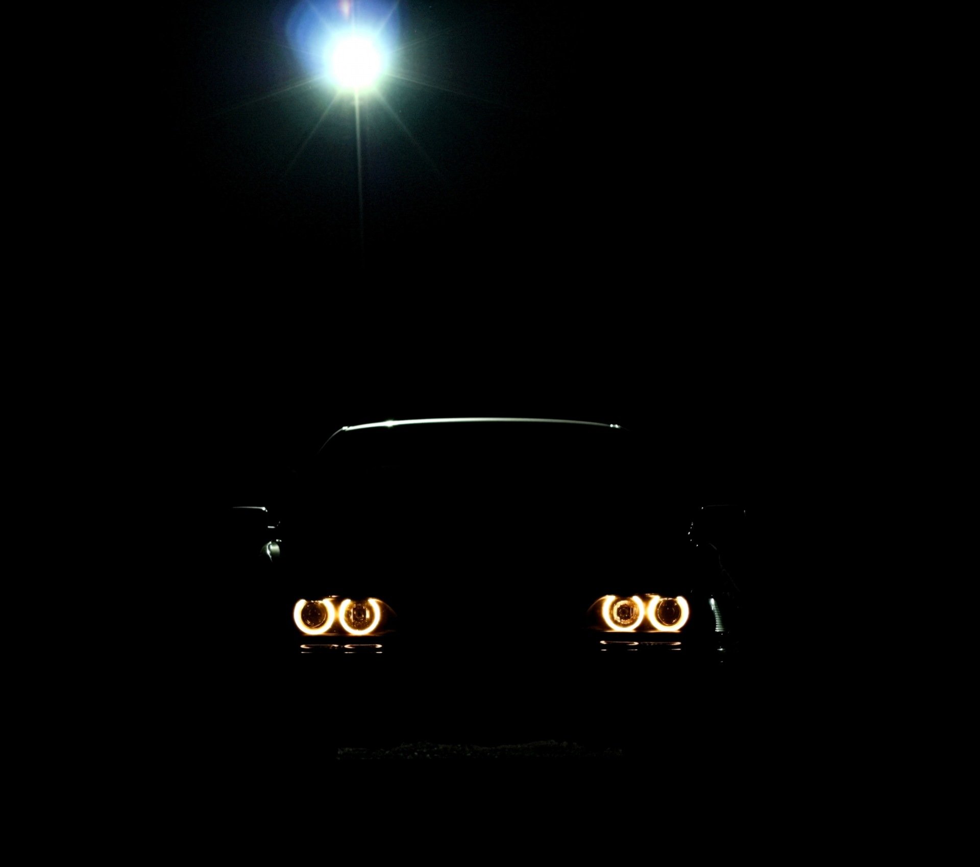 В темноте 34. БМВ е39 ангельские глазки ночью. БМВ е39 фары в темноте. BMW e39 в темноте. BMW e39 ангельские глазки ночью.