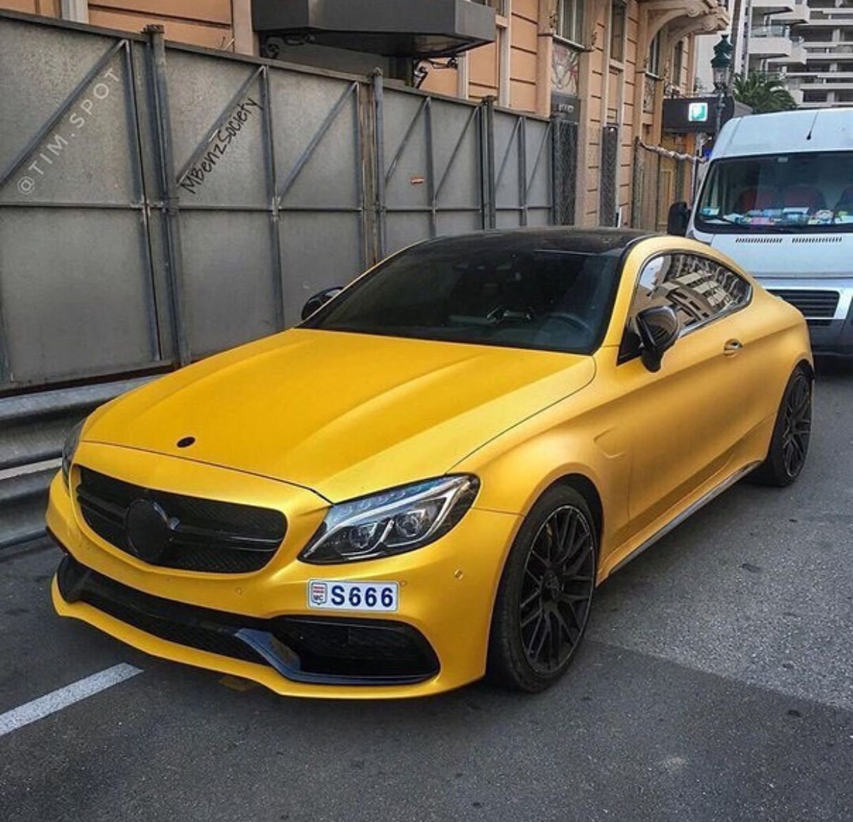 Мерседес АМГ c63 желтый