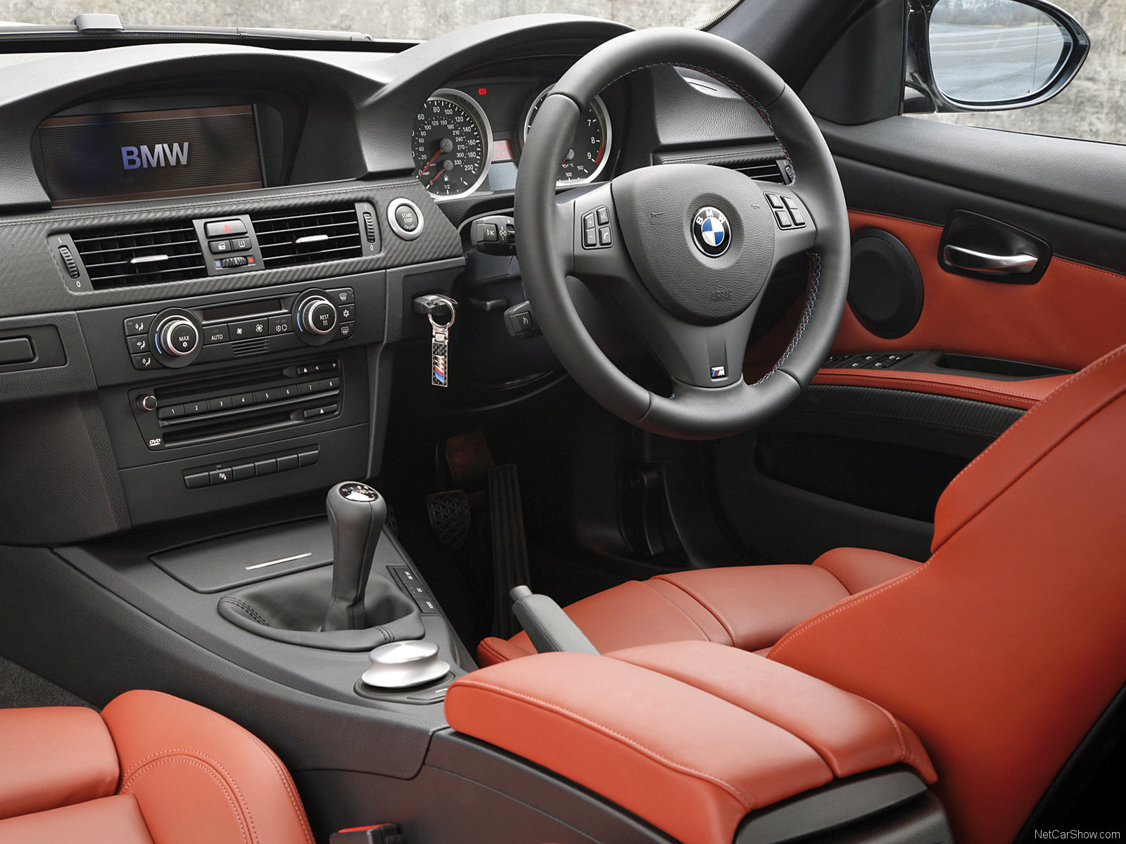 Автомобили с правым. BMW m3 e90 салон. BMW m3 e92 Interior. БМВ е90 механика. BMW e90 m салон.