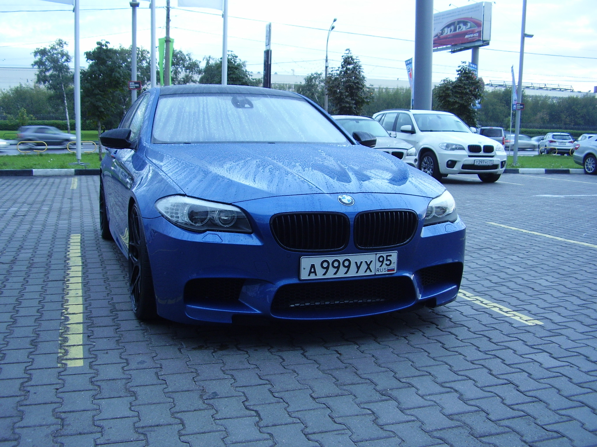 BMW m5 f90 с девушкой