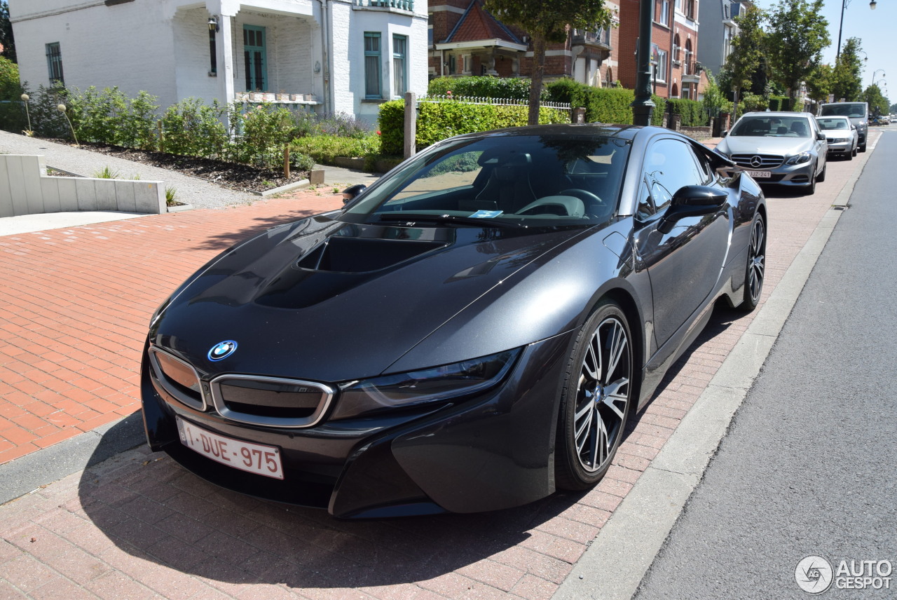 Машина BMW i8 черный