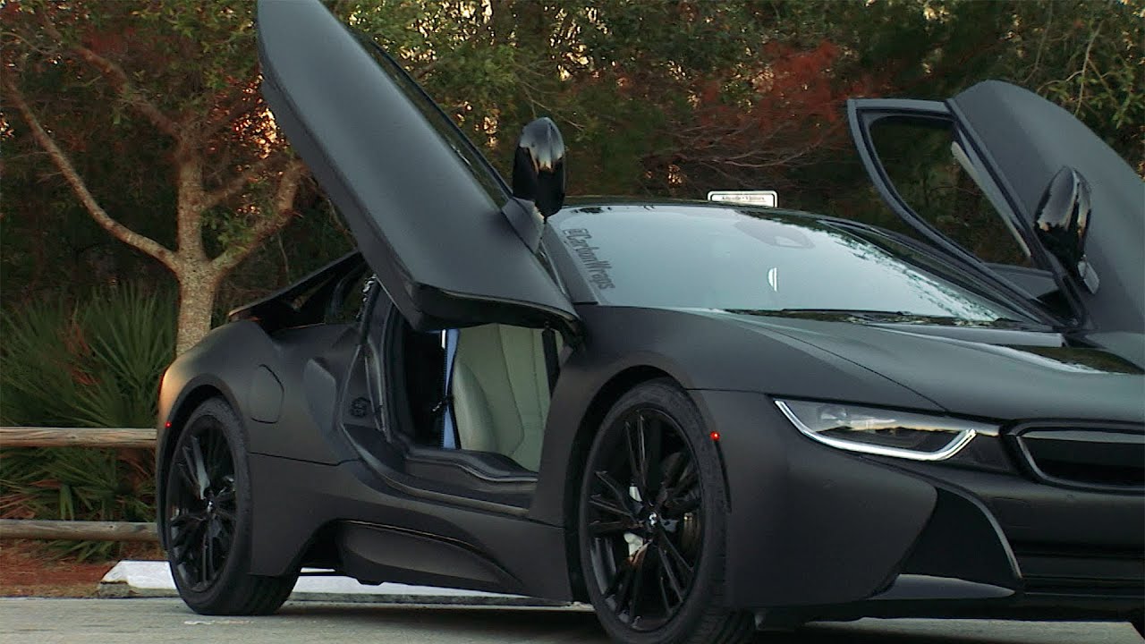 BMW i8 в темноте черная