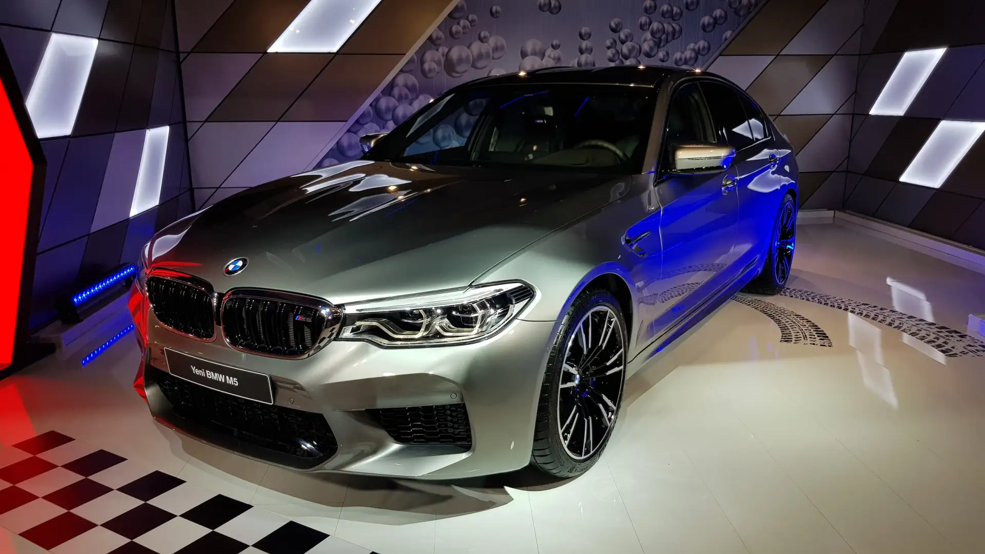 BMW кислотный m5