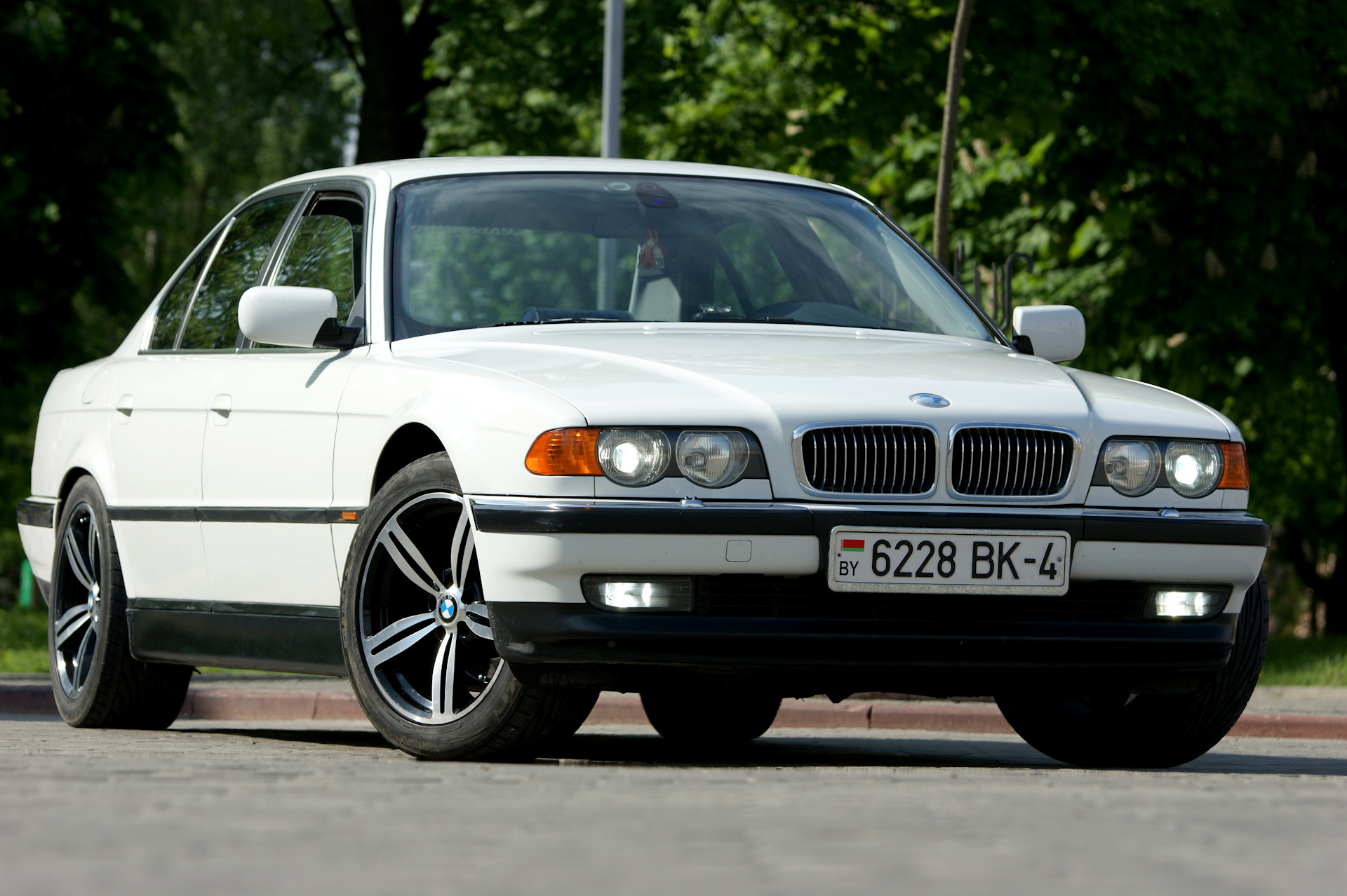 7 series e38. BMW 750i е38. БМВ е38 белая. БМВ 750 е38. БМВ 730 е38.