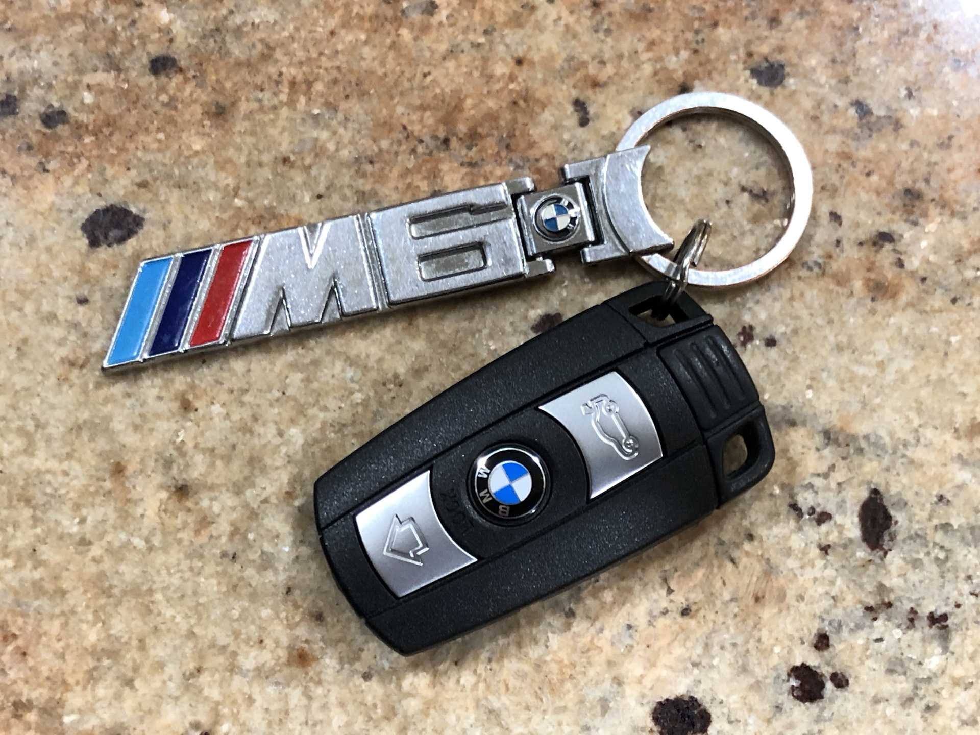 Ключ bmw. Ключ БМВ х6 2020. BMW m2 Key. BMW m2 ключ. Батарейка в Ключе BMW f30.