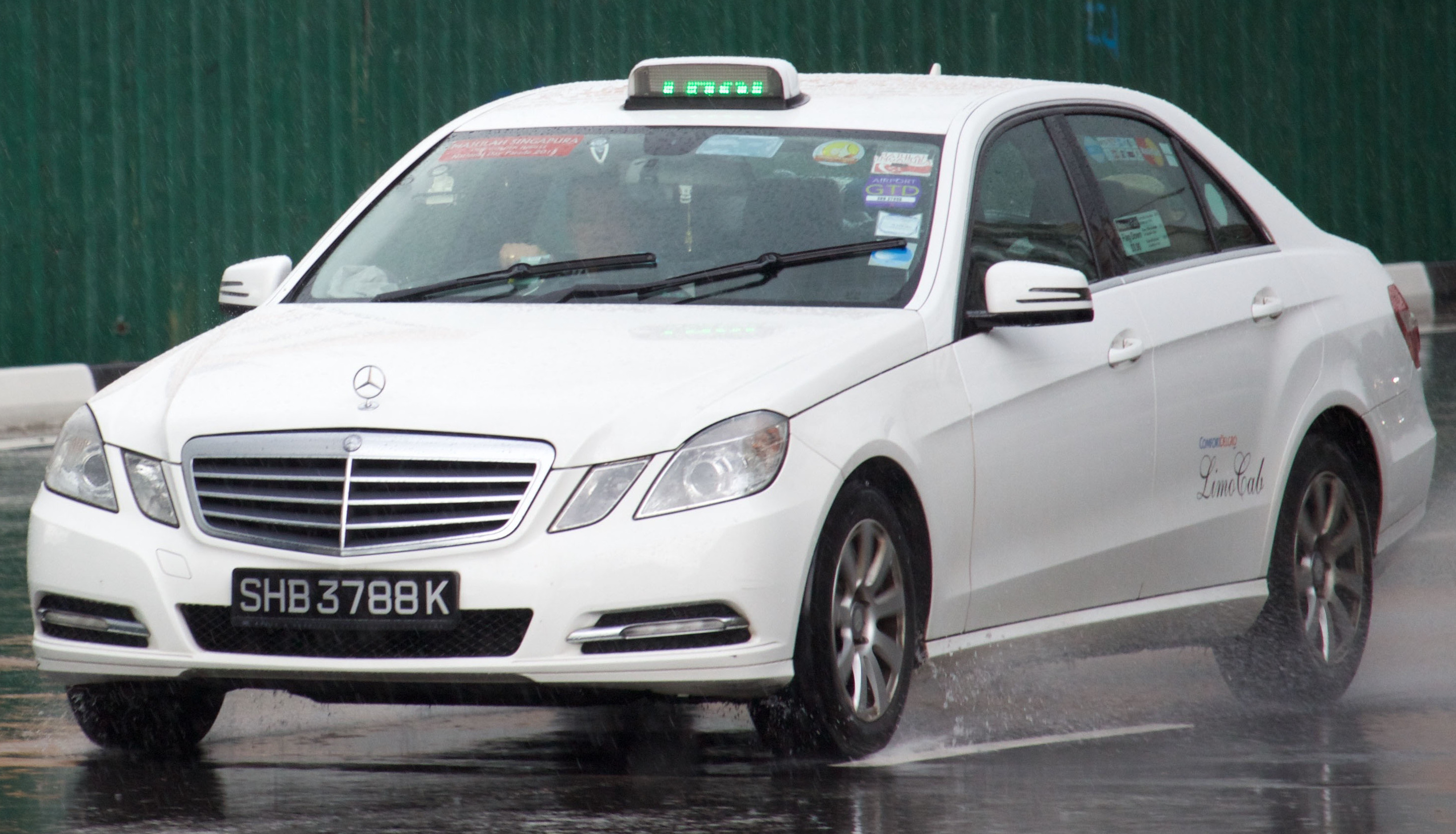 Такси мерседес. Мерседес w212 Taxi. Mercedes-Benz e 220 CDI Limousine 2000. Мерседес КЭБ. W212 Мерседес такси командир.