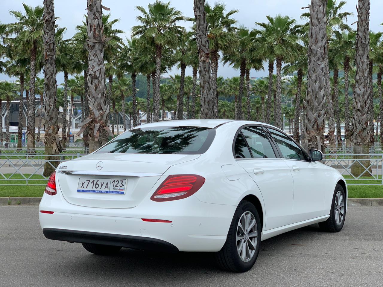 Mercedes e200. Мерседес Бенц е200. Мерседес Бенц е200 белый. Мерскдес бенз е 200 белый. Mercedes Benz e200 белый.