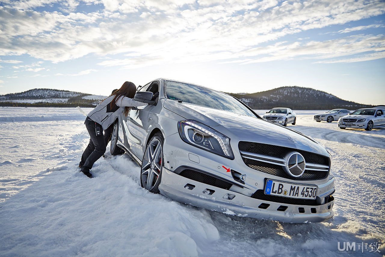 Mercedes Benz Snow