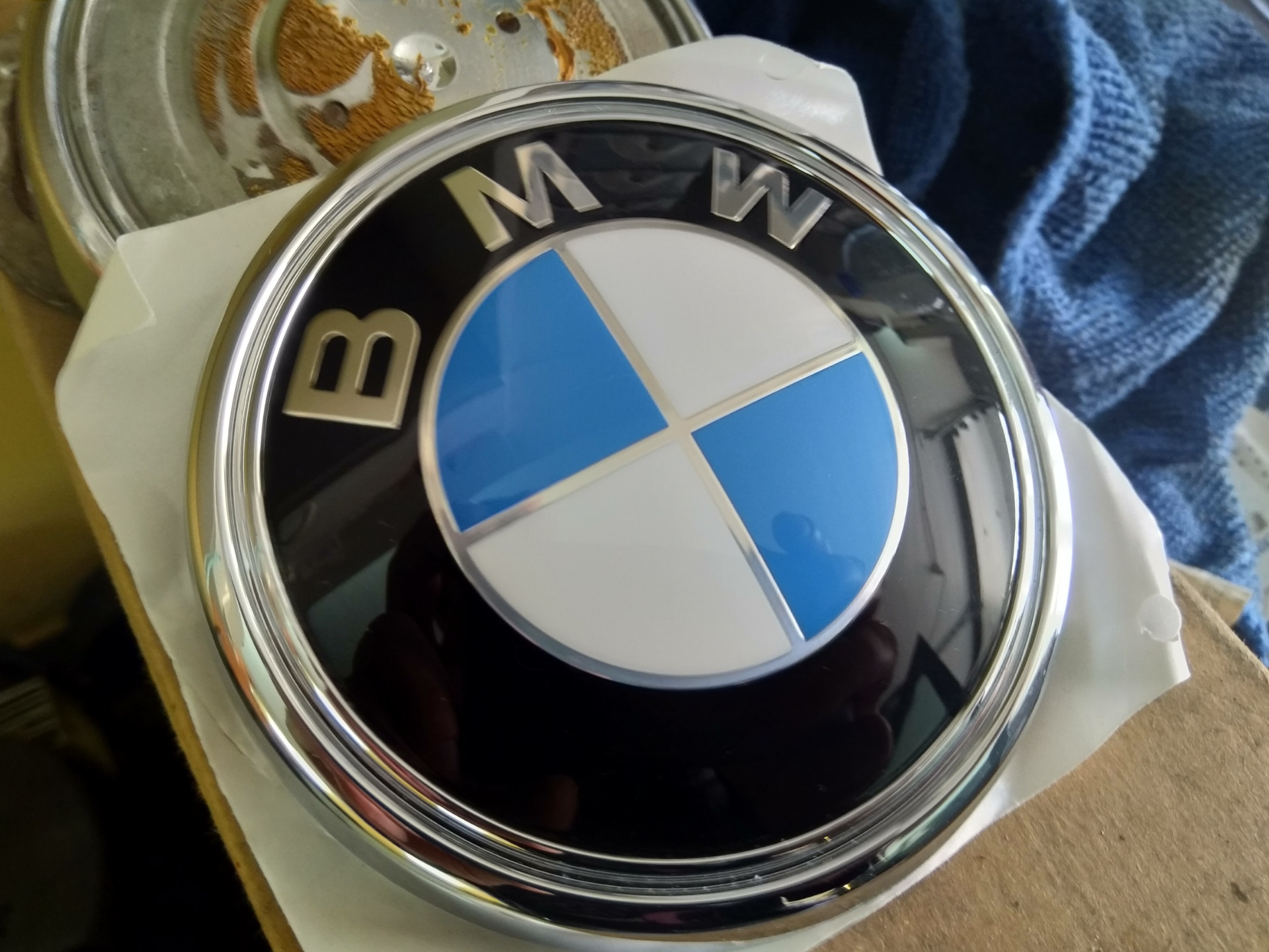 Логотип на крышке. Эмблема задняя БМВ е53. Задний значок БМВ е70. Эмблема на багажник БМВ e83. Значок BMW x5.