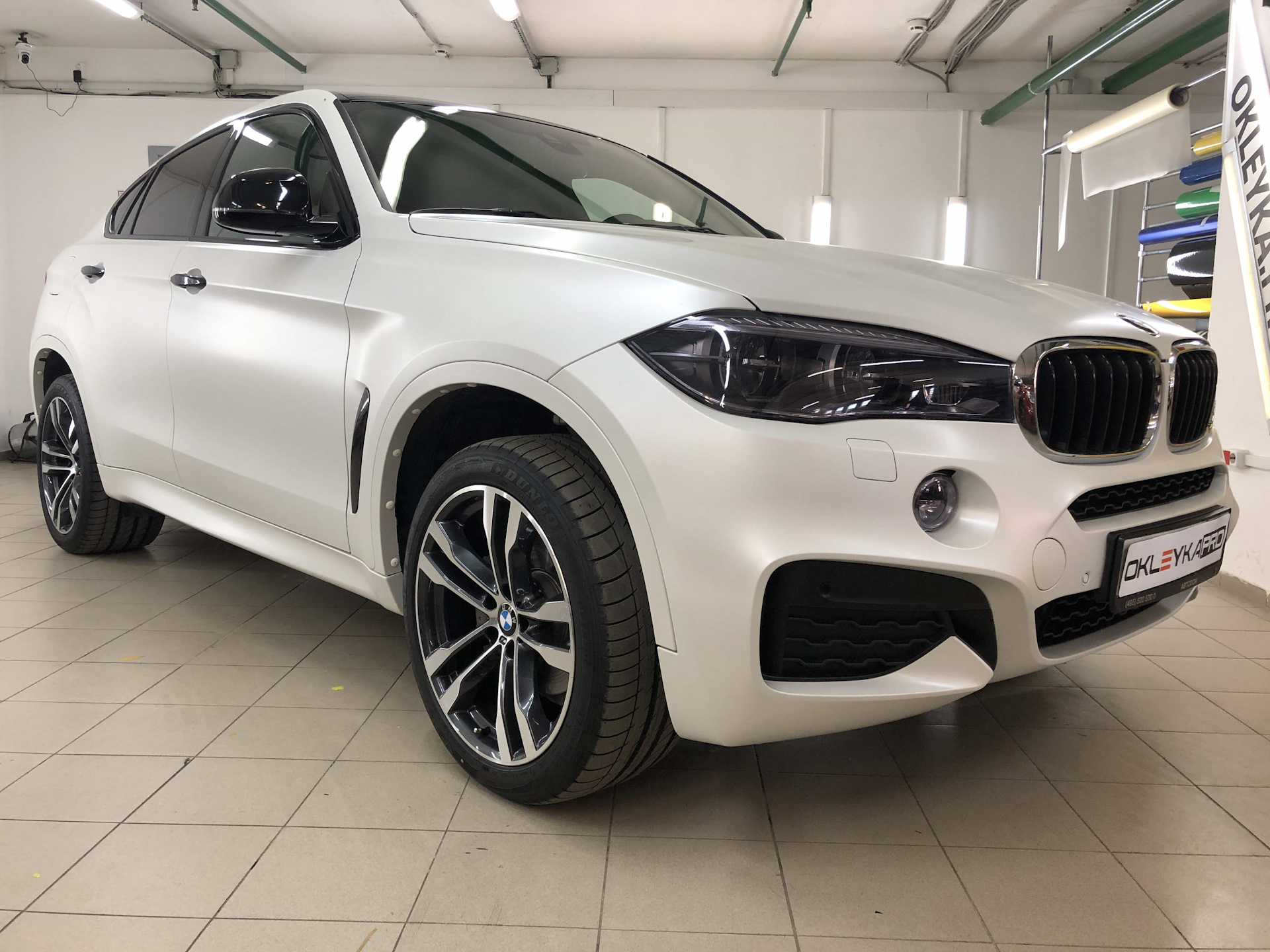 Бел 6. БМВ Икс 6 матовая. БМВ Икс 6 белая. BMW x6mf96 белая. БМВ x6 белый антихром.