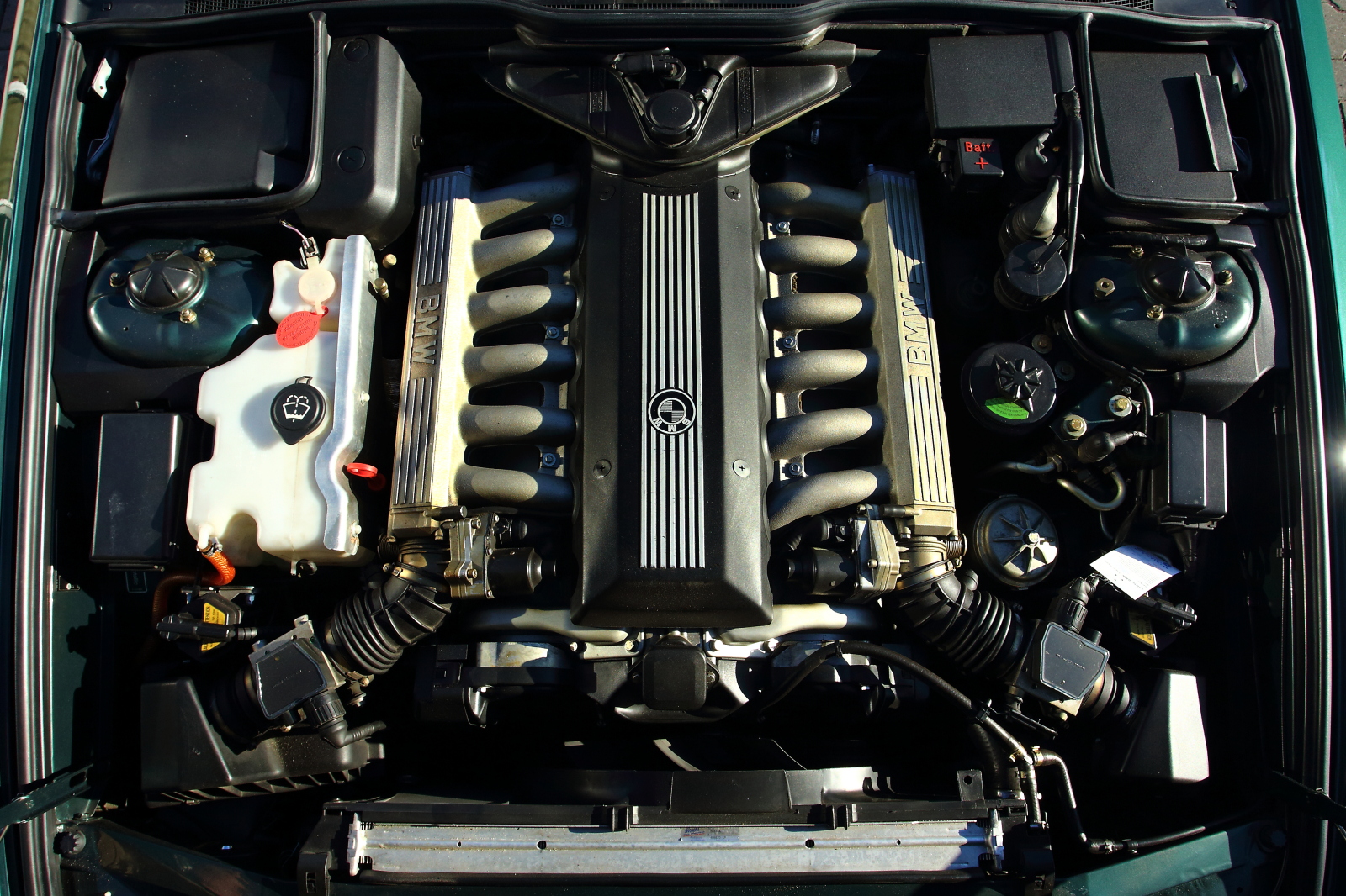 Двигатель бмв 750. BMW 750il v12. BMW e38 750 мотор. BMW v12 750 e38. БМВ е38 750 v12.