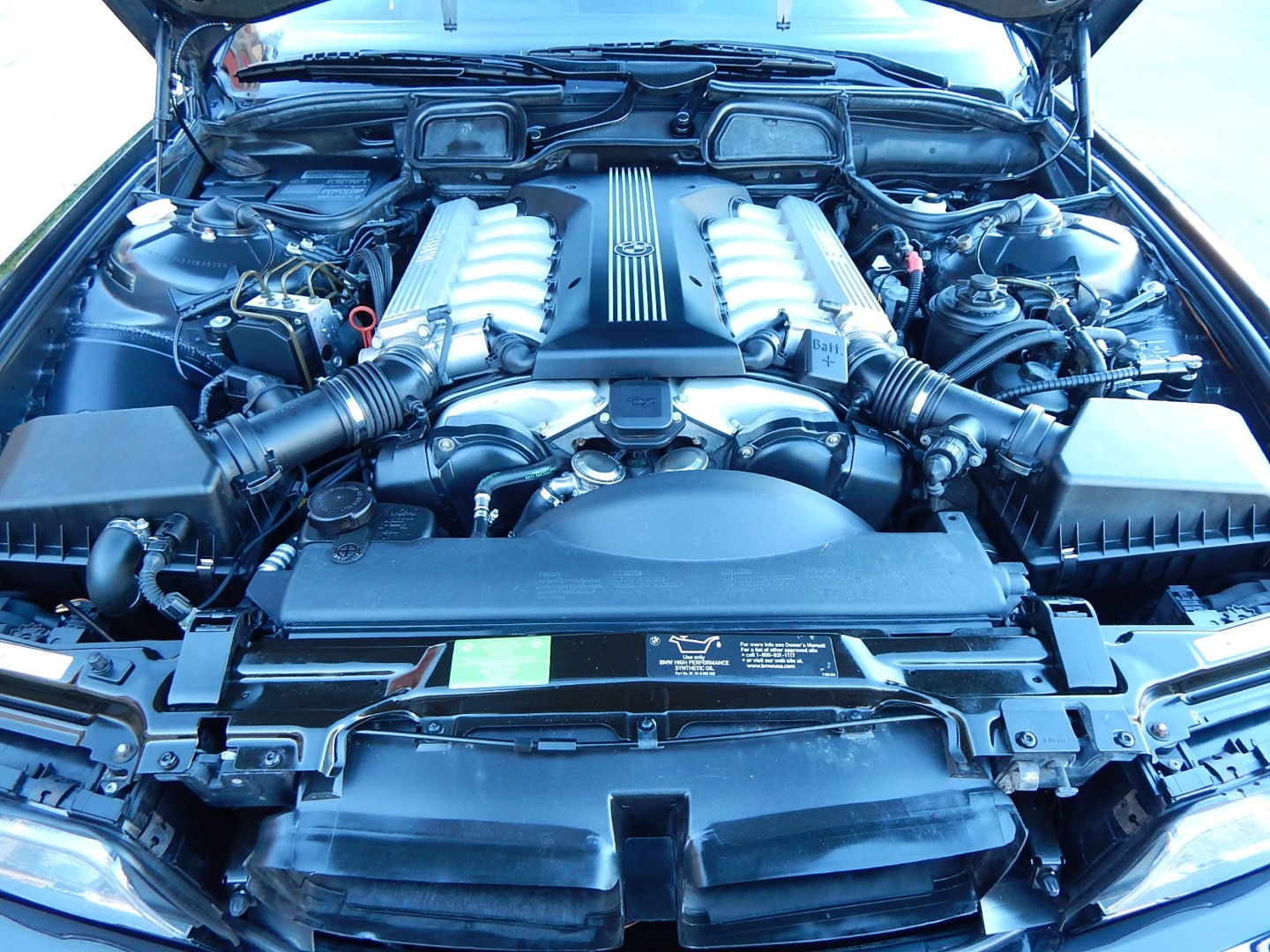 Двигатель бмв 750. BMW e38 750 мотор. BMW 750 e38 двигатель. BMW e38 v12. BMW e38 750il двигатель.