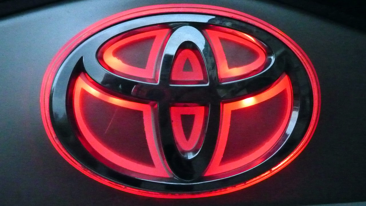 Подсветка эмблемы Тойота Приус