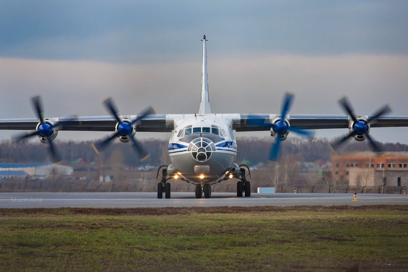 Транспортный турбовинтовой самолет АН-12