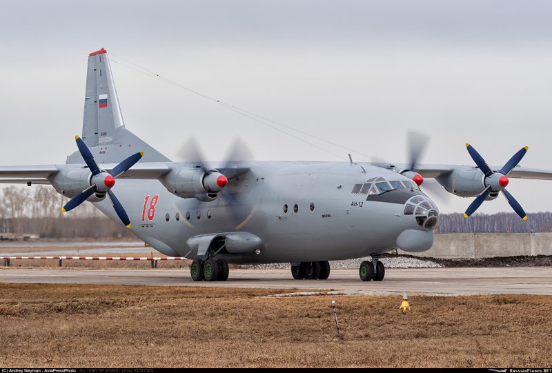 АН 12 грузовой самолет