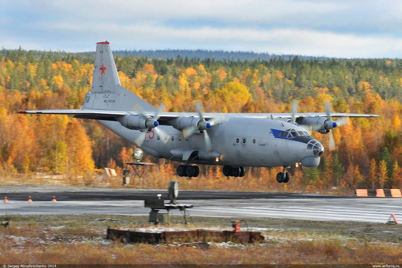 АН-12 военно-транспортный самолёт