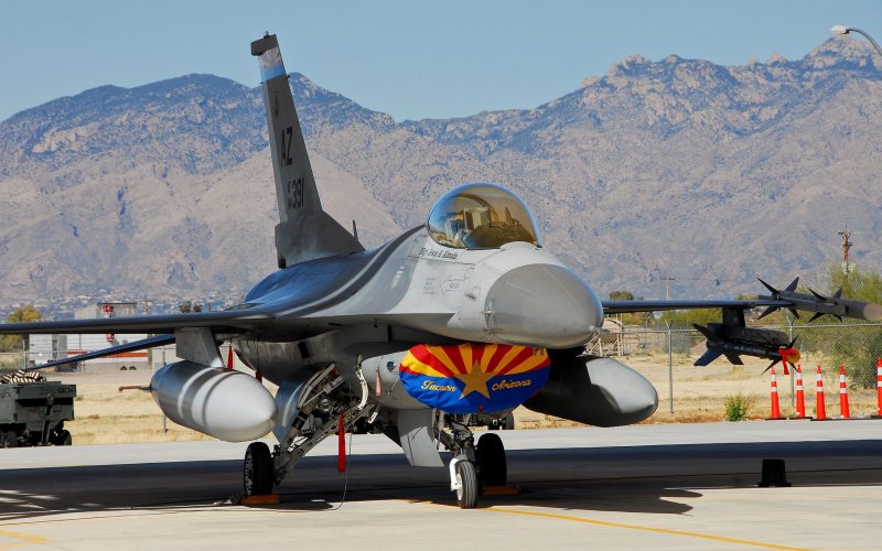 F16 истребитель