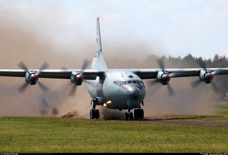 АН-12 военно-транспортный самолёт