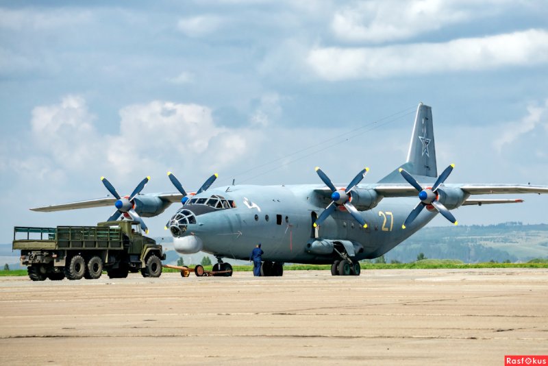 АН-12 военно-транспортный самолёт