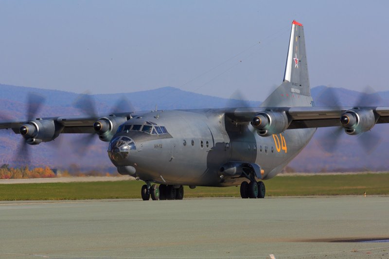 Грузовой военный самолет АН 12