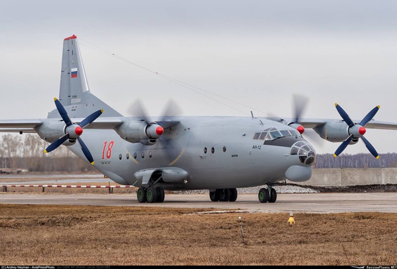 АН-12 военно-транспортный самолёт