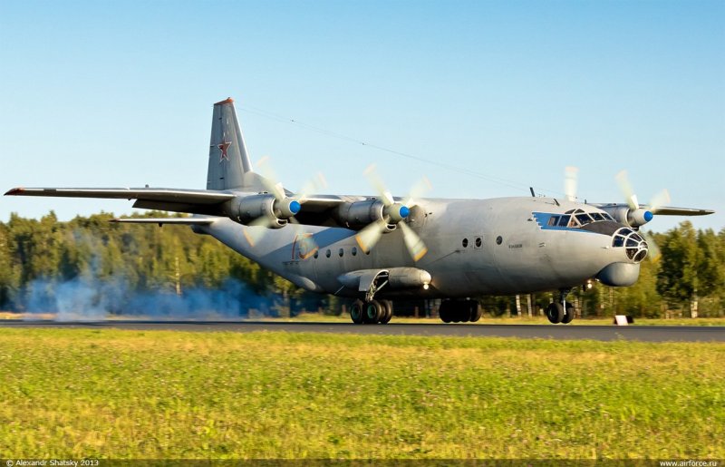 Военный транспортник АН-12