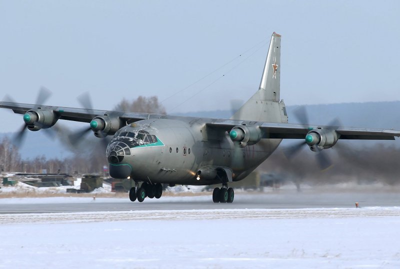 Военный транспортник АН-12