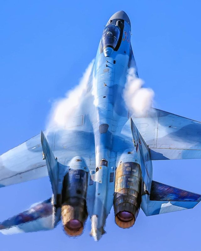 Военный самолет Су 35