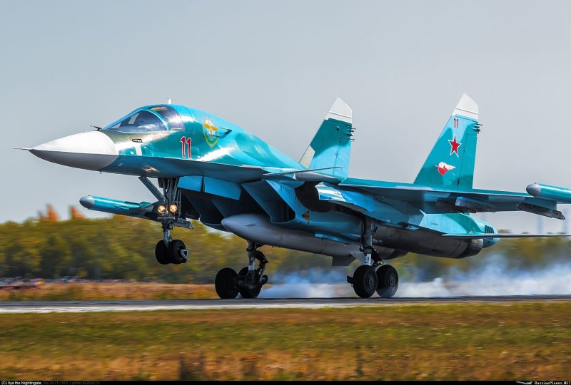 Военный истребитель-бомбардировщик Су-34.